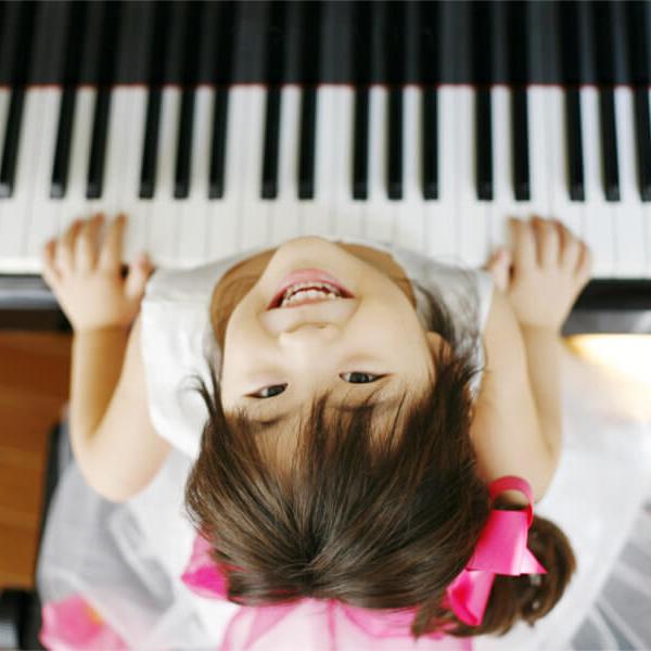 Piano solo lessons main image.